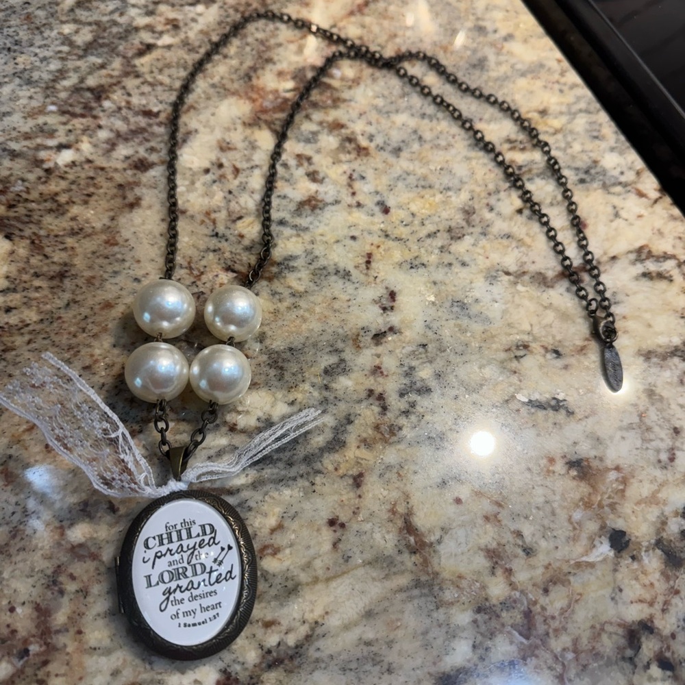 Elegant Pearl and Lace Pendant Necklace